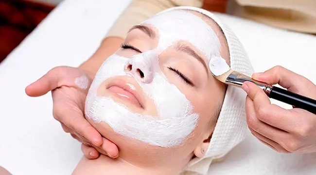 Los beneficios de la limpieza facial para hombres - Piel Bella